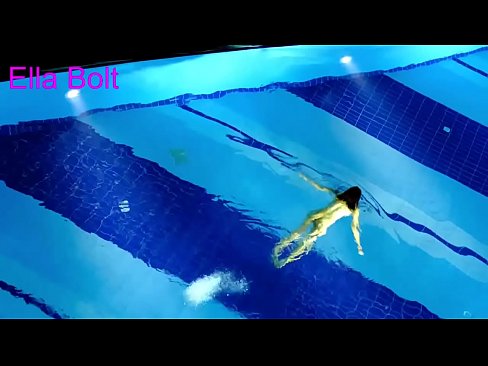 ❤️ No puedo dejar de mirar, joven rubia pillada nadando desnuda en la piscina del complejo ELLA BOLT Video de porno en es.redpornpictures.ru ❌️