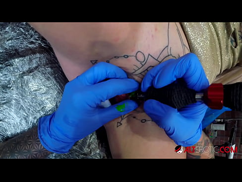 ❤️ Extremadamente tatuado hottie Sully Savage consiguió un tatuaje en su clítoris Video de porno en es.redpornpictures.ru ❌️
